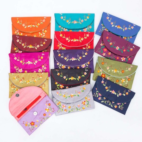 Handmade hand-embroidered small wallet - Picture 1 of 9